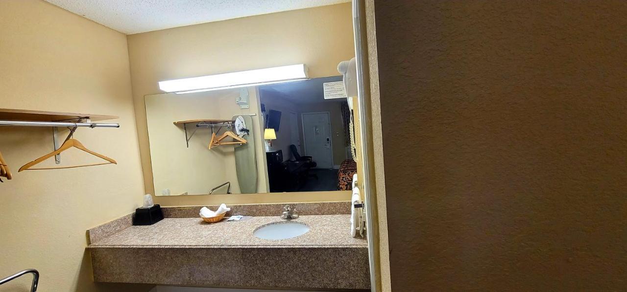Regency Travel Inn Hayti Dış mekan fotoğraf